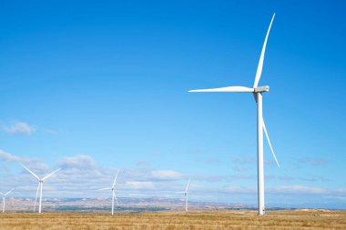 Elektrik üretimi için rüzgar türbinleri, Zaragoza ili, İspanya Aragon.