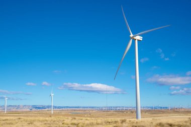 Elektrik üretimi için rüzgar türbinleri, Zaragoza ili, İspanya Aragon.