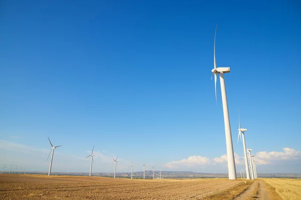 スペインのサラゴサ県アラゴン州の電力生産のための風力タービン — ストック写真