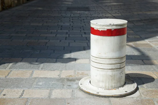 Κοντινό Πλάνο Ενός Bollard Ένα Πλακόστρωτο Δρόμο Στο Pau Γαλλία — Φωτογραφία Αρχείου