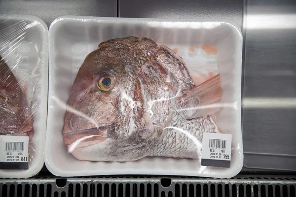 Переробка та кондиціонування риби — стокове фото