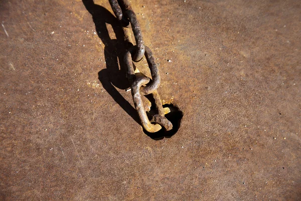 Chain into the steel plate — Stock Photo, Image
