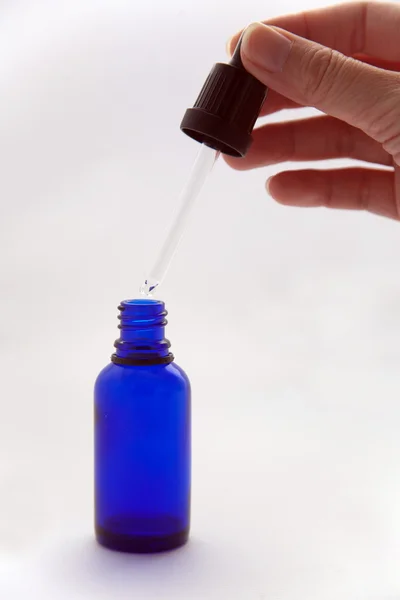 Стеклянная бутылка эфирных масел — стоковое фото