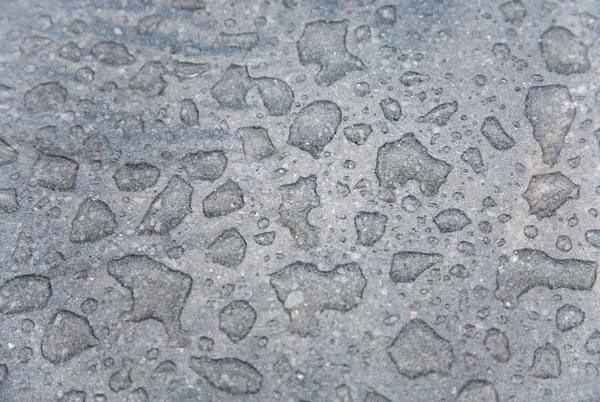 Des gouttes de pluie sur la roche — Photo