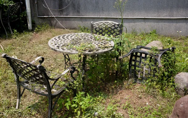 Restaurant d'été portes de jardin et escaliers piscines — Photo