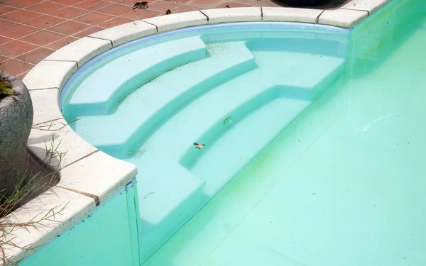 Restaurante de verano jardín puertas y escaleras piscinas — Foto de Stock