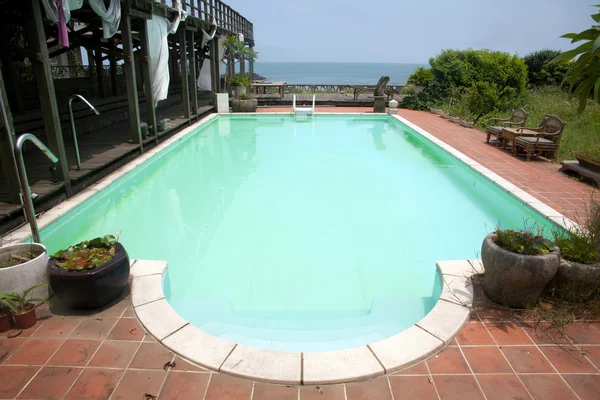 Restaurante de verano jardín puertas y escaleras piscinas — Foto de Stock