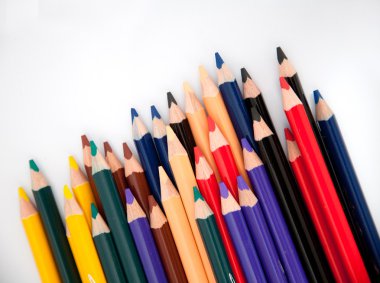 renkli kalemler üzerinde beyaz izole