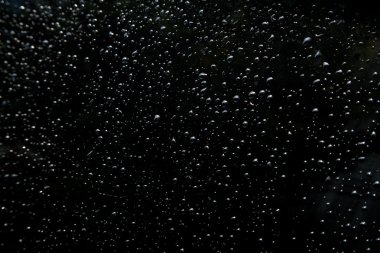 Araba çatı yağmur damlaları