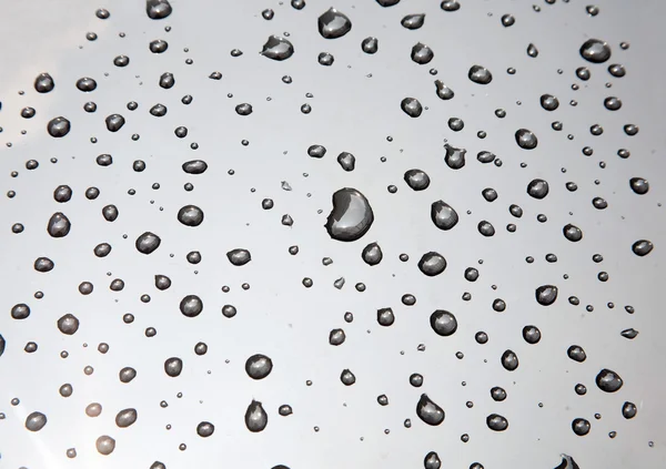 Chuva cai no telhado do carro — Fotografia de Stock