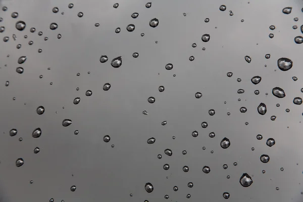 Chuva cai no telhado do carro — Fotografia de Stock