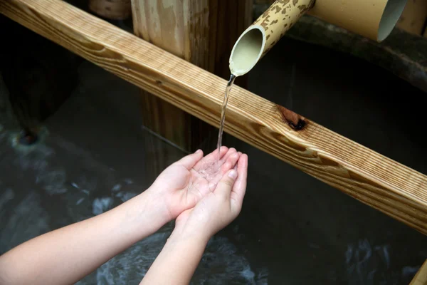 Conceito de spa zen água de bambu — Fotografia de Stock