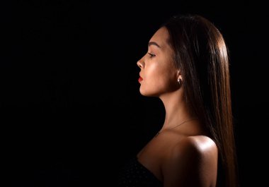 Çıplak omuzlu güzel bir genç kadının portresi, siyah arka planda izole edilmiş, metin için yeri var.