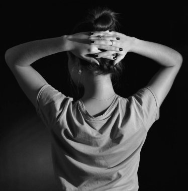 Arkadan genç bir kadının fotoğrafı. Tek Renkli