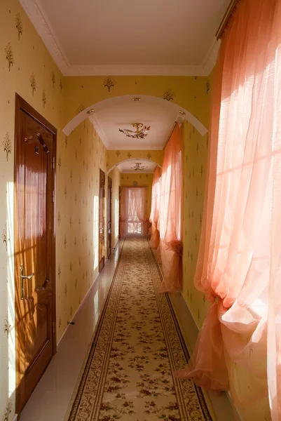 Затишний готель коридор — стокове фото