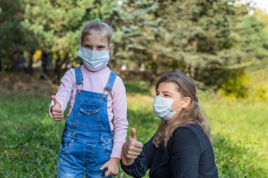 Doğal ışık. Annem beyaz saçlı bir çocuk için tıbbi maske takıyor..