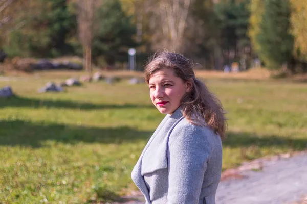 Retrato Uma Menina Alegre Andando Parque Outono Close — Fotografia de Stock