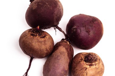 Beyaz bir arka planda. Kimyasal olmayan doğal ürünler. Birkaç parça kırmızı pancar. yakın plan