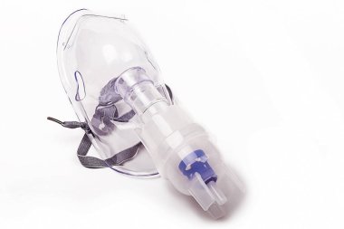 Beyaz bir arka planda. Astım spreyi. Vücuttaki metabolizmayı iyileştirmek için. Nefes darlığı ve yakın öksürük..