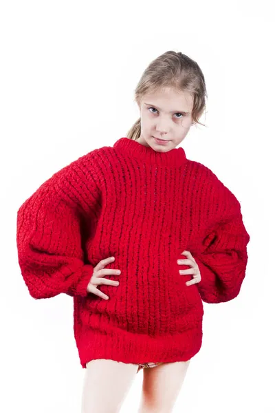 在白色的背景上 穿红色毛衣的女孩 手放在腰带上了 特写镜头 免版税图库照片
