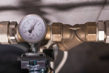 Duvarında su olan bir boru var. Bir de su sayacı takıldı. Otomasyon, sistemde istenen basıncı sağlamak ve güvenliği sağlamak için bağlandı.