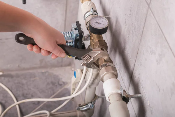 Pared Cubierta Con Azulejos Hay Una Tubería Con Agua Una — Foto de Stock