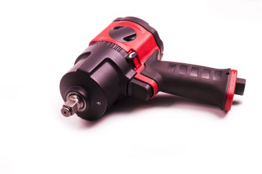 Aletler, arabada vida sökmek için pnömatikler. Beyaz bir arka planda. Rengi kırmızı..