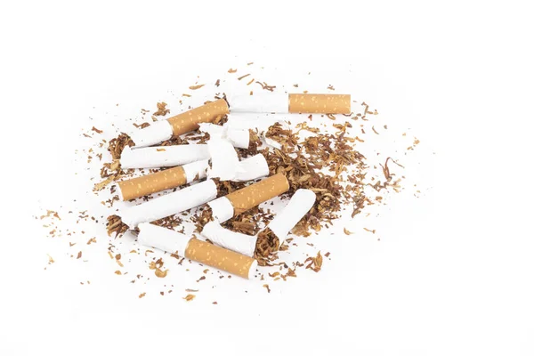 Pár Cigaret Jsou Poškozené Vylité Povrch Bílém Pozadí Close — Stock fotografie