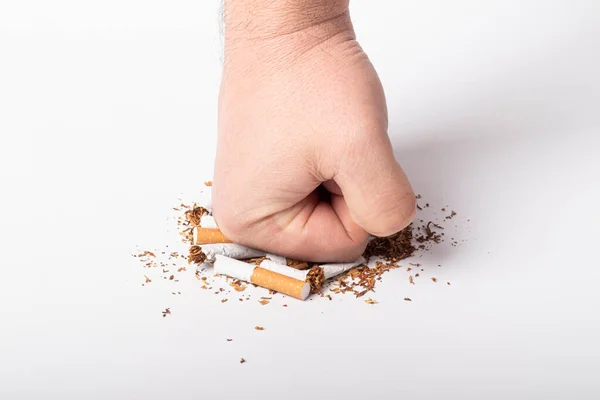 Lidská Ruka Muž Jejích Vlasech Zaťal Pěst Úder Rozbitých Cigaret — Stock fotografie