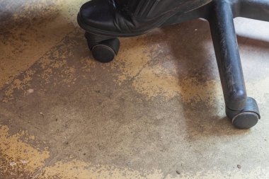 Ofis. Sandalyedeki adam. Yakın plan. Bacaklar. Zarar görmüş laminat. Bir çalışanın konsepti çok uzun zamandır çalışıyor ve çok fazla çalışıyor.