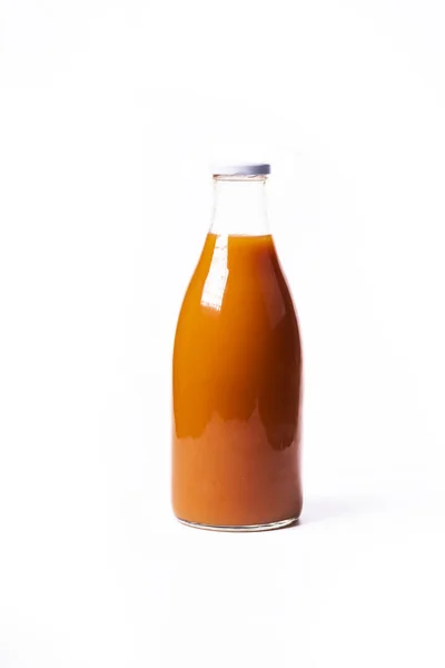 Fehér Háttér Egy Üveg Üveg Narancssárga Folyadékkal Mandarinlé Sárgarépa Valamint — Stock Fotó