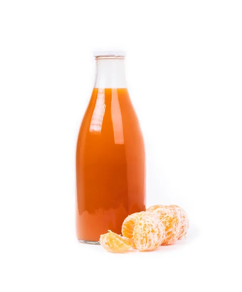 Fehér Háttér Egy Üveg Üveg Narancssárga Folyadékkal Mandarinlé Sárgarépa Valamint — Stock Fotó
