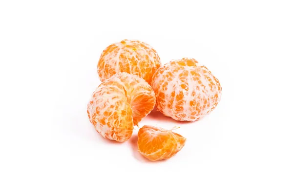 Bílé Pozadí Několik Oloupaných Mandarinek Plátek Leží Před Námi Close — Stock fotografie