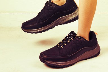 Stüdyoda çekim yapıyoruz. Yapay ışık. İnsan bacağındaki siyah süslemeler. Harikalar. yakın plan.