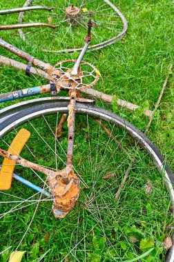 Eski kırık bisiklet, İsveç Orebro 'da mıknatısla bulundu.