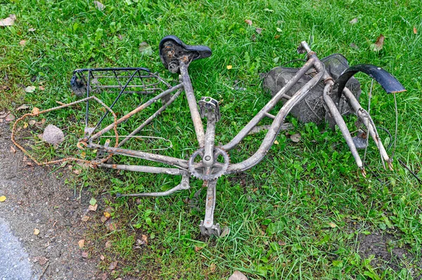 Eski kırık bisiklet, İsveç Orebro 'da mıknatısla bulundu.