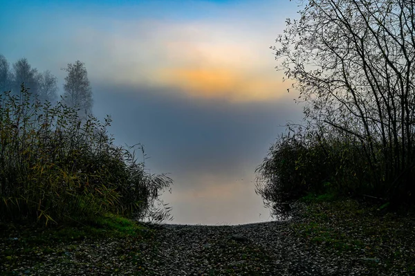 Early morning overlooking misty lake and sunrise — Stock Photo, Image