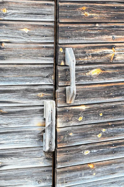 Two old wooden doors on a barn — Fotografia de Stock