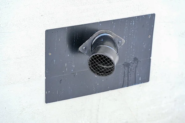 Hava borusu bodrumdan radon ve nemli hava üflüyor.