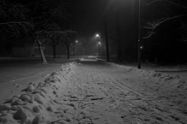 Silniční blesk na zasněženém chodníku v prosinci — Stock fotografie