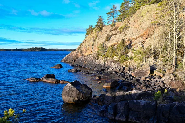 Baía de água no lago Vattern Suécia — Fotografia de Stock