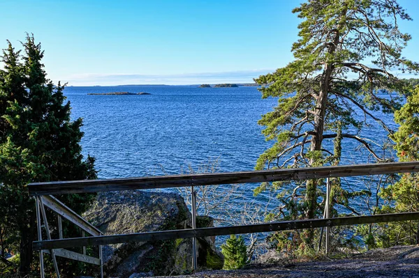 穏やかな青い湖の前のフェンス — ストック写真