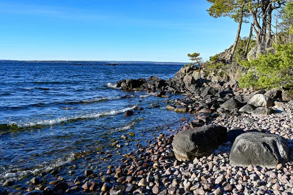 Baía com pedra praia lago Vattern na Suécia — Fotografia de Stock