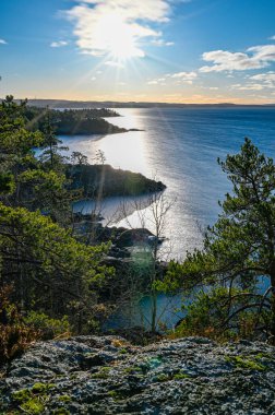 Göle bakan Vattern Küçük bir dağdan