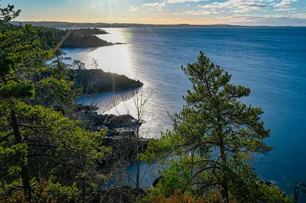 Göle bakan Vattern Küçük bir dağdan