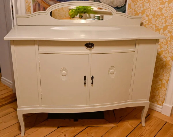 Eski evimizde aynalı eski ahşap büfe