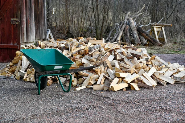 Ulaşım için yakacak odun ve yeşil el arabası yığını — Stok fotoğraf