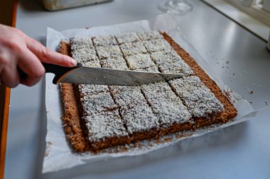 Fırın tabağından yapılmış kakaolu çikolatalı pasta.