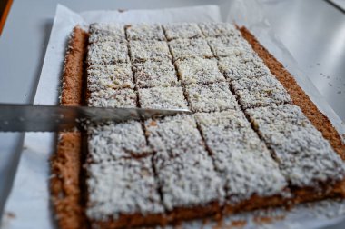 Fırın tabağından yapılmış kakaolu çikolatalı pasta.