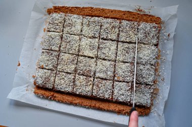 Fırın tabağından yapılmış kakaolu çikolatalı pasta.